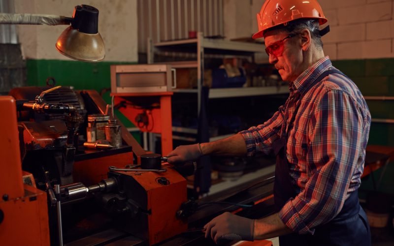 engineer-controlling-the-lathe-XYP9T32